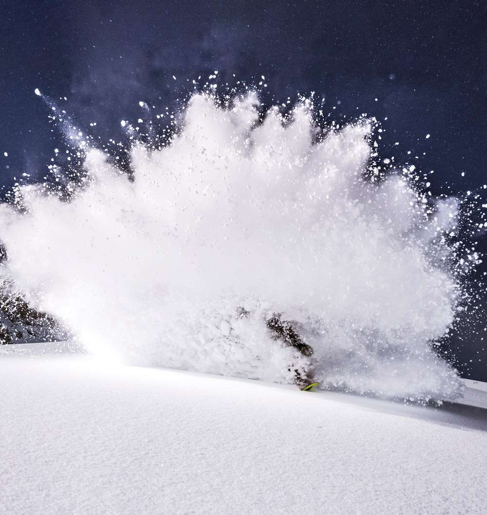 Lukas Ellensohn Cliff Jump mit dem Snowboard